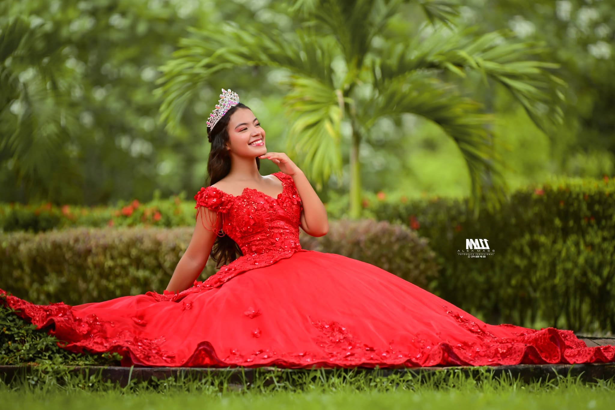 Gabriela Vestido Rojo Rubí en Jardines